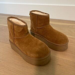 UGG Classic Mini Platform Boot (Size 7)